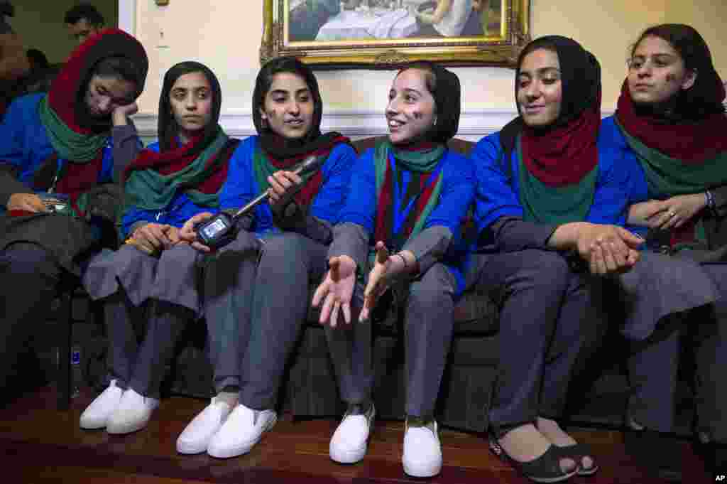 گروه دختران روبات ساز افغان در حال گفت و گو با یکی از رسانه های محلی در شهر واشنگتن دی سی.