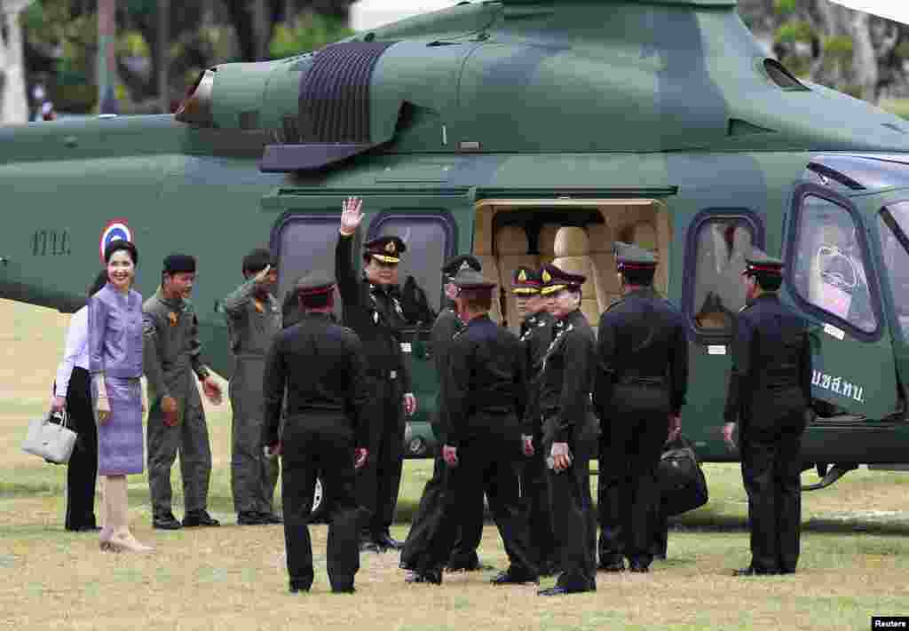 Chan-ocha waves as he leaves the 2nd Infantry Battalion, 21st Infantry Regiment, Queen's Guard in Chonburi province, on the outskirts of Bangkok, Aug. 21, 2014.