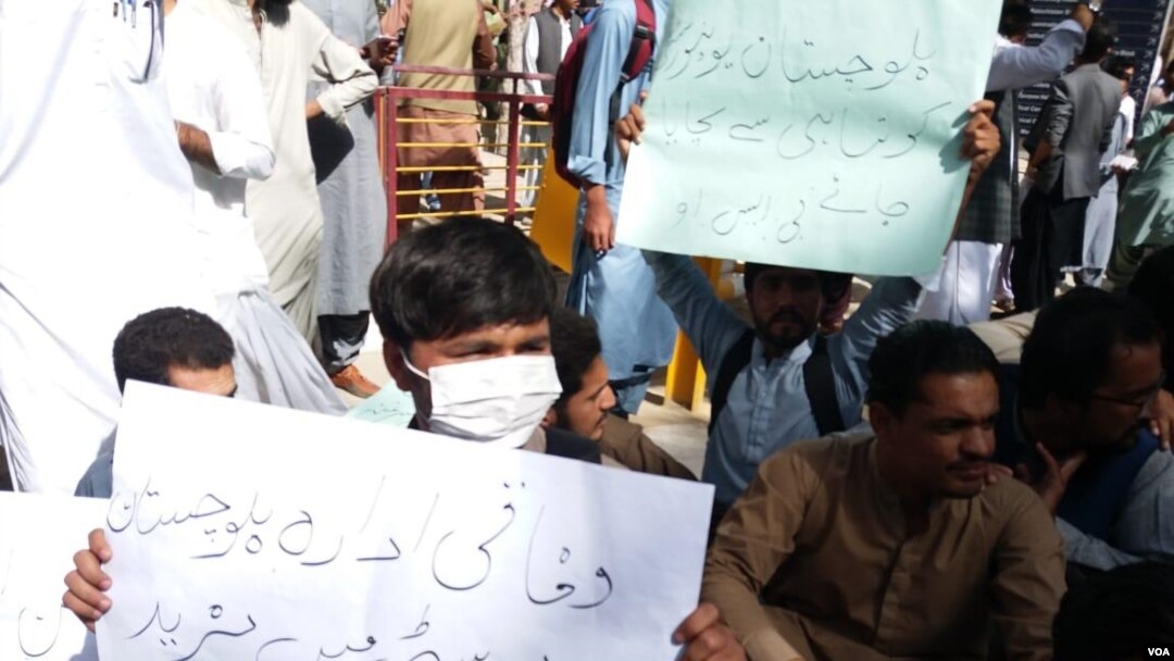 زده کوونکو په پوهنتون کې د نجونو زده کوونکو د جنسي ځورونې د سکېنډل په ضد احتجاج.
