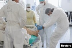 Medicinski radnici staraju se o obolelima od Kovida 19, u kovid bolnici u Batajnici, Beograd, 4. oktbra 2021. (Foto: Rojters, Marko Đurica)