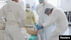 Medicinski radnici staraju se o obolelom od koronavirusa, u kovid bolnici u Batajnici, Beograd, 4. oktobra 2021. (Foto: Rojters, Marko Đurica)