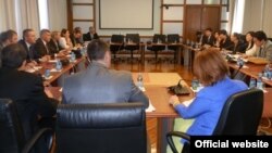Ministar finansija Radoje Žugić i ministar pomorstva i saobraćaja Ivan Brajović sa predstavnicima kineske EXIM banke i kompanija CRBC i Poly Technologies.