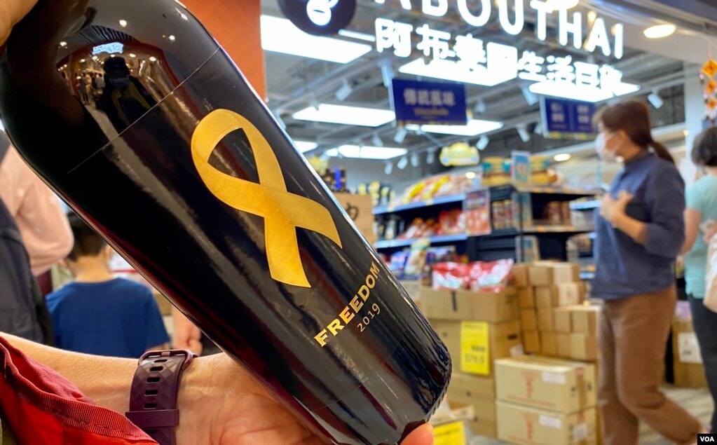 香港市民丁小姐在沙田一间阿布泰分店排队约40分钟，购买阿布泰独家发售，2019年酿制、贴上象征自由的黄丝带及香港加油标贴的红酒 (美国之音/汤惠芸)(photo:VOA)
