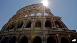نمایی از «کولوسئوم» یا تماشاخانه روم باستان در شهر رم پایتخت ایتالیا