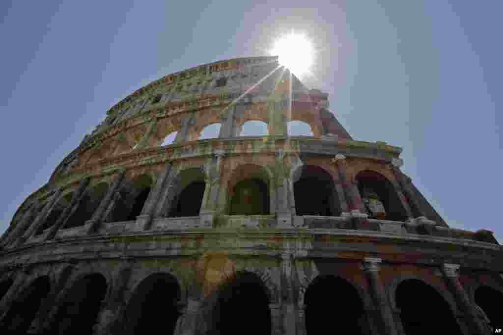 Một góc Đấu trường La Mã Colosseum sau khi giai đoạn trùng tu đầu tiên được hoàn tất tại Rome, Ý. Đấu trường La Mã giờ hoành tráng hơn bao giờ hết sau khi trải qua cuộc trùng tu lớn nhất. Hàng triệu euro được chi cho việc loại bỏ lớp bồ hóng và cáu bẩn bám vào do ô nhiễm tại thành phố Rome hay bị tắc nghẽn giao thông.