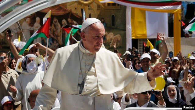 No se descarta que el papa Francisco acepte realizar el próximo año una gira por Chile, Uruguay y Perú, mientras su país de nacimiento, Argentina, deberá esperar hasta el 2017.