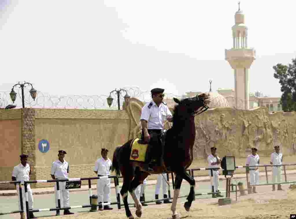 Egyptian policemen secure Egypt&rsquo;s national police academy, where an Egyptian criminal court sentenced ousted Islamist president Mohamed Morsi to 20 years in prison over the killing of protesters in 2012, in Cairo, April 21, 2015.