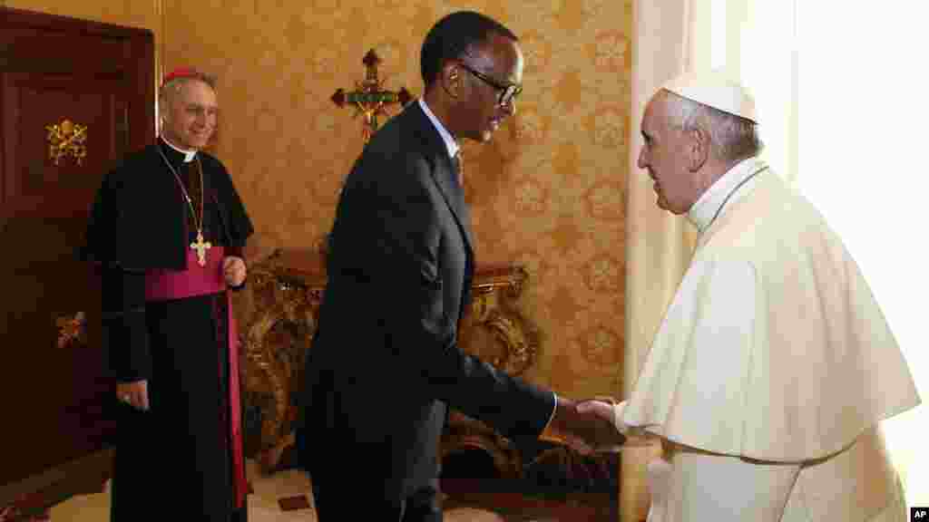 Le président rwandais Paul Kagame avec le pape François lors d&#39;une audience privée, au Vatican, le 20 mars 2017.