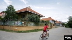 One Hundred Houses, designed by architecture Vann Molyvann in 1965-67, were originally built to house staff of the National Bank of Cambodia. (Khan Sokummono/VOA Khmer)