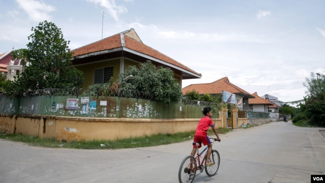 One Hundred Houses, designed by architecture Vann Molyvann in 1965-67, were originally built to house staff of the National Bank of Cambodia. (Khan Sokummono/VOA Khmer)