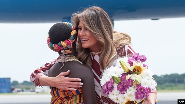 美国第一夫人梅拉尼娅·特朗普抵达加纳首都阿克拉的科托卡国际机场降落时受到欢迎 （2018年10月2日）