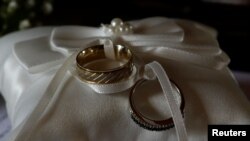 Sepasang cincin kawin yang terlihat di sebuah gereja Katolik di Heredia, Kosta Rika 20 Mei 2018. (Foto: Reuters/Juan Carlos Ulate)