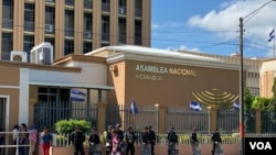 Agentes del orden custodian la Asamblea Nacional en Nicaragua el martes 29 de octubre. Daliana Ocaña/VOA.