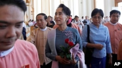 FILE - Myanmar opposition leader Aung San Suu Kyi (C) arrives to attend a regular session of the lower house of the country's parliament, Nov. 16, 2015, in Naypyitaw, Myanmar.