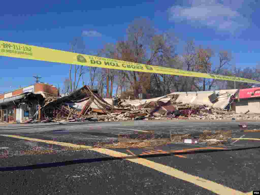 Polisi wafunga njia kwa utepe katika eneo kubwa la biashara lililoharibiwa na ghasia za usiku, Ferguson, Missouri, Nov. 25, 2014. (Kane Farabaugh/VOA)