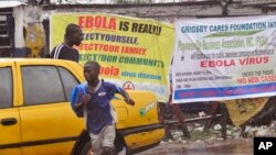 Pamflet peringatan wabah Ebola di kota Monrovia, Liberia (17/8).