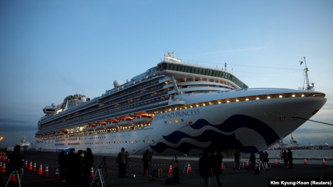 Japonya'nın Yokohama Limanı'nda karantina altındaki Diamond Princess gemisi