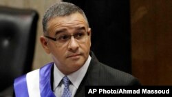 ARCHIVO - En esta foto de archivo del 1 de junio de 2012, el entonces presidente salvadoreño Mauricio Funes está en la Asamblea Nacional antes de hablar para conmemorar su tercer año en el poder en San Salvador, El Salvador. (AP Foto/Luis Romero, Archivo)