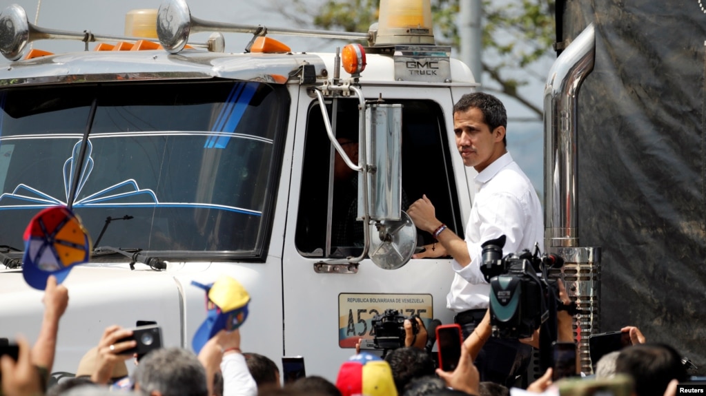 Lãnh đạo phe đối lập Juan Guaido phát biểu trước khi đoàn xe chở viện trợ nhân đạo lên đường hướng về Venezuela, tại Cucuta, Colombia, ngày 23 tháng 2, 2019.