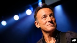 Musisi Bruce Springsteen di acara Stand Up for Heroes di Madison Square Garden, 7 Nov., 2013, di New York.