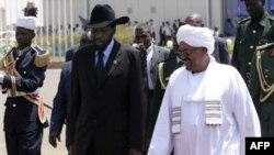 Tổng thống Nam Sudan Salva Kiir, trái, và Tổng thống Sudan Omar al-Bashir, phải, tại sân bay ở Khartoum, Sudan, Chủ Nhật 9/10/2011