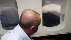 তুরস্কের প্রেসিডেন্ট রেচেপ তাইয়্যিপ এরদোয়ান প্লেন থেকে তুরস্কের মারমারিস, মুগলার দাবানল দেখছেন। ৩১ জুলাই, ২০২১।