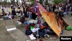 Central American migrants take a break from traveling toward the U.S., in Matias Romero, Oaxaca, Mexico, April 3, 2018. 