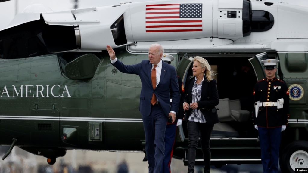 拜登总统和夫人吉尔·拜登从德拉瓦返回华盛顿途中走下海军陆战队一号直升机（路透社2021年6月4日）(photo:VOA)
