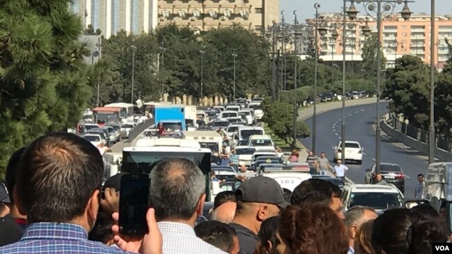 Məcburi köçkünlər yolu bağlayıb