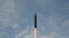 북한 '화성-12'형 미사일이 발사 직후 상승하고 있다. (자료사진)