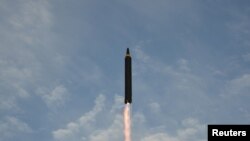 북한 '화성-12'형 미사일이 발사 직후 상승하고 있다. (자료사진)