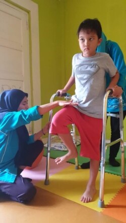 Aksan Rana Bumi (8 tahun), penyintas kanker anak, sedang menjalani okupasi terapi dan fisioterapi di Klinik Tumbuh Kembang Anak “Griya Fisio Bunda Novy” di Sleman, Yogyakarta. 28 November 2019 (Foto: Lila Imeldasari/Koleksi Pribadi)