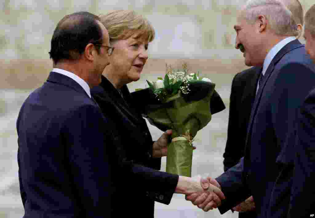 Belarus prezidenti Aleksandr Lukaşenko Almaniya kansleri Angela Merkeli və Fransa prezidenti Fransua Ollandı (solda) qarşılayır - Minsk, 11 fevral, 2015 &nbsp;