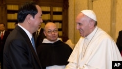 Chủ tịch nước Việt Nam Trần Đại Quang (trái) gặp Đức Giáo hoàng Francis tại Vatican ngày 23/11/2016.
