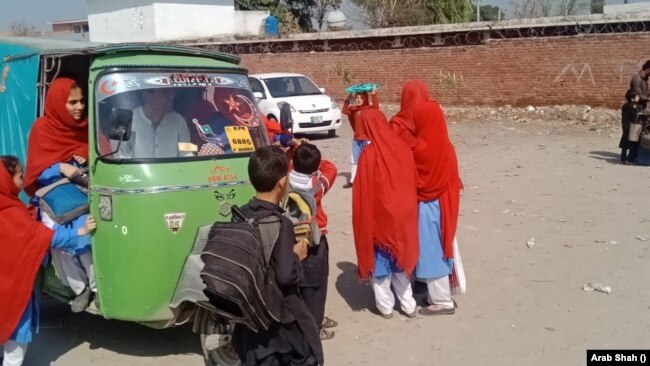 یہ تمام طالبات نہ صرف غریب اور نادار گھرانوں سے تعلق رکھتی ہیں بلکہ ان میں کئی ایک یتیم اور بے اسراء لڑکیاں بھی شامل ہیں۔