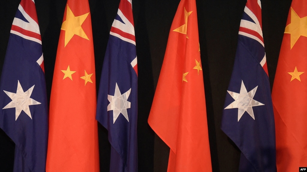 资料照：澳大利亚与中国国旗 (photo:VOA)