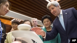 U.S. Secretary of State John Kerry, right, and China Vice Premier Liu Yandong, second right, watch a demonstration of magnetic levitation as they tour the China - US Young Maker Competiton during the US - China High Level Consultation on People to People, June 7, 2016.