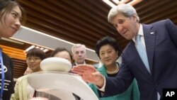 Le secrétaire d'Etat américain John Kerry et la vice-première ministre chinoise Liu Yandong, deuxième à droite, assistent à une démonstration de lévitation magnétique lors de leur visite à la Young Maker Competiton Chine - Etats-Unis au Musée national de Pékin en Chine, le mardi 7 juin 2016.