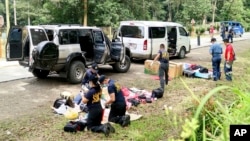 Polisi memeriksa isi kendaraan menyusul sebuah operasi di kota Makilala, provinsi North Cotabato, Filipina bagian selatan (28/10). 