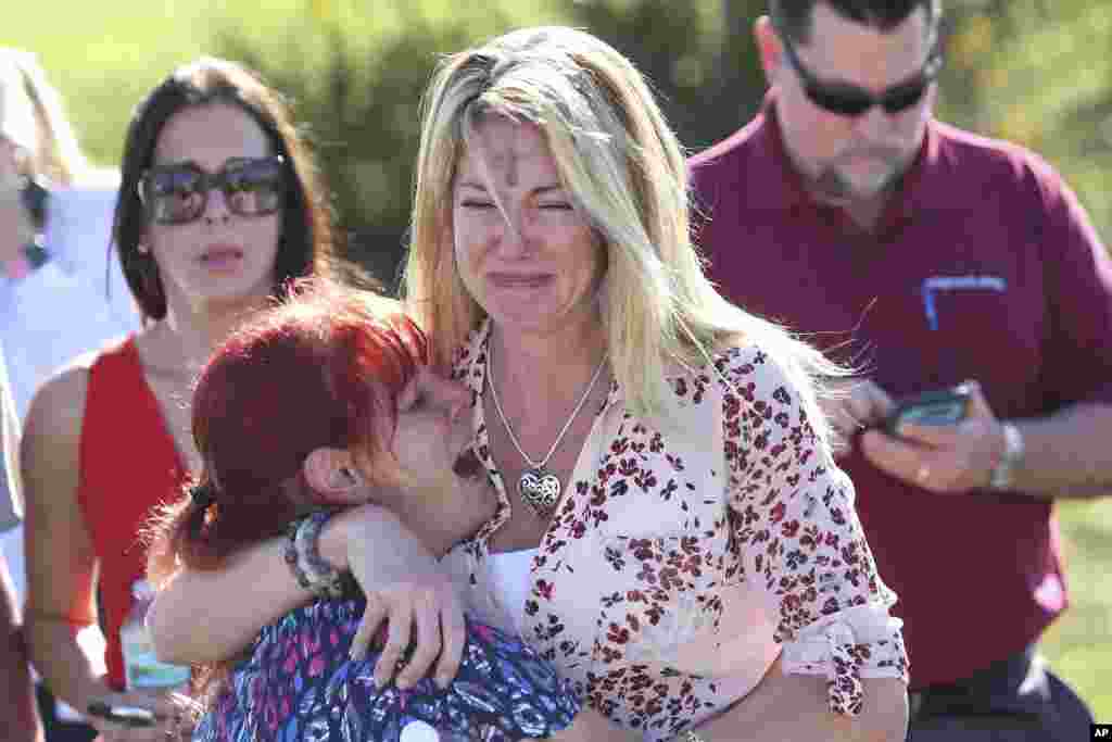 Para orang tua menunggu berita mengenai anak-anak mereka, setelah laporan insiden penembakan di SMU Marjory Stoneman Douglas, di Parkland, Florida, 14 Februari 2018.