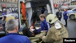 3일 러시아 상트페테르부르크 지하철역에서 폭발이 발생해 수 십 명의 사상자가 발생한 가운데 긴급구조대가 부상자를 이송하고 있다.