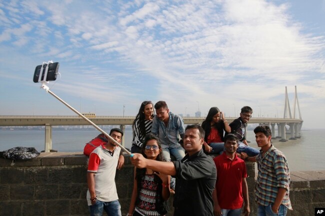 Beberapa pengunjung sedang berswafoto di pantai Mumbai. India adalah negara dengan jumlah orang yang tewas saat berswafoto yang terbanyak di dunia, 22 Februari 2016.