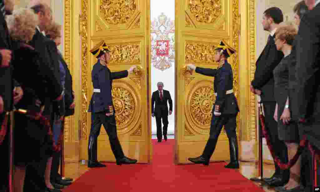 Vladimir Putin memasuki Balai St. Andrew untuk mengucapkan sumpah jabatannya pada acara pelantikannya sebagai Presiden Rusia di Istana Grand Kremlin, Moskow (7/1).