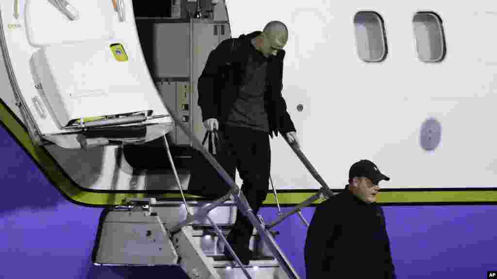 Matthew Miller, who had been held in North Korea since April 2014, walks off the plane after arriving at Joint Base Lewis-McChord, Washington, Nov. 8, 2014.