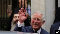 Le prince Charles salue la foule apres une rencontre avec le chef de l'Eglise orthodoxe grecque, l'archevêque Ieronymos, à Athènes, le 10 mai 2018.