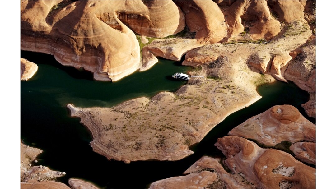 Rumah perahu berkemah di pantai di perairan dangkal di ngarai di Lake Powell dekat Page, Arizona, 26 Mei 2015. (Foto: REUTERS/Rick Wilking)