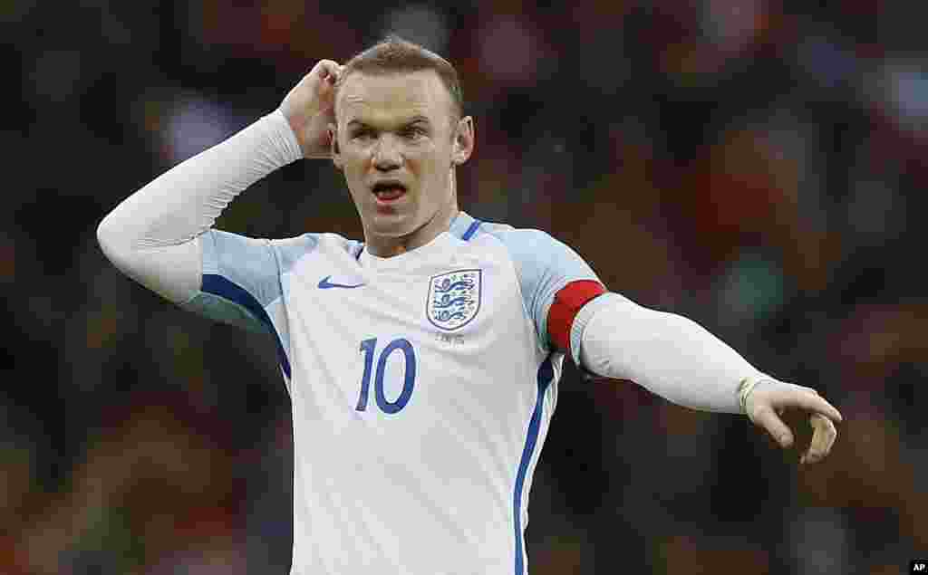 Le capitaine de l&#39;équipe anglaise ,Wayne Rooney, positionne les joueurs lors d&#39;un match amical entre l&#39;Angleterre et le Portugal à Londres, le 2 juin 2016.