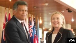 Sekjen ASEAN, Surin Pitsuwan menerima kunjungan Menlu AS Hillary Clinton di Jakarta, Selasa 4/9 (foto: VOA/Alina Mahamel),