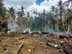 Puing pesawat Hercules Lockheed C-130 AU Filipina setelah jatuh hari Minggu (4/7).