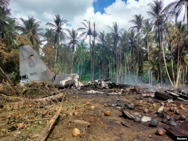Puing pesawat Hercules Lockheed C-130 AU Filipina setelah jatuh hari Minggu (4/7).